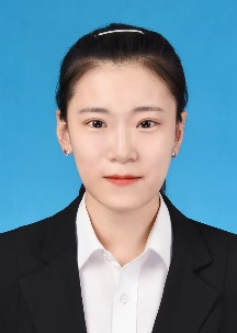 穿着西装的男孩描述已自动生成