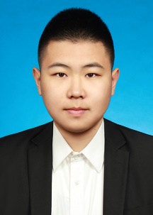 穿着西装的男孩描述已自动生成